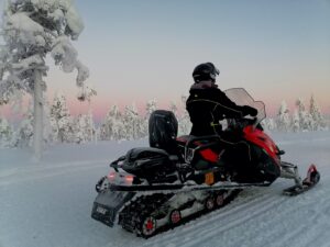 conduire un moto neige en Laponie