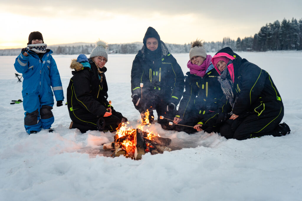 famille à la pêche sur glace