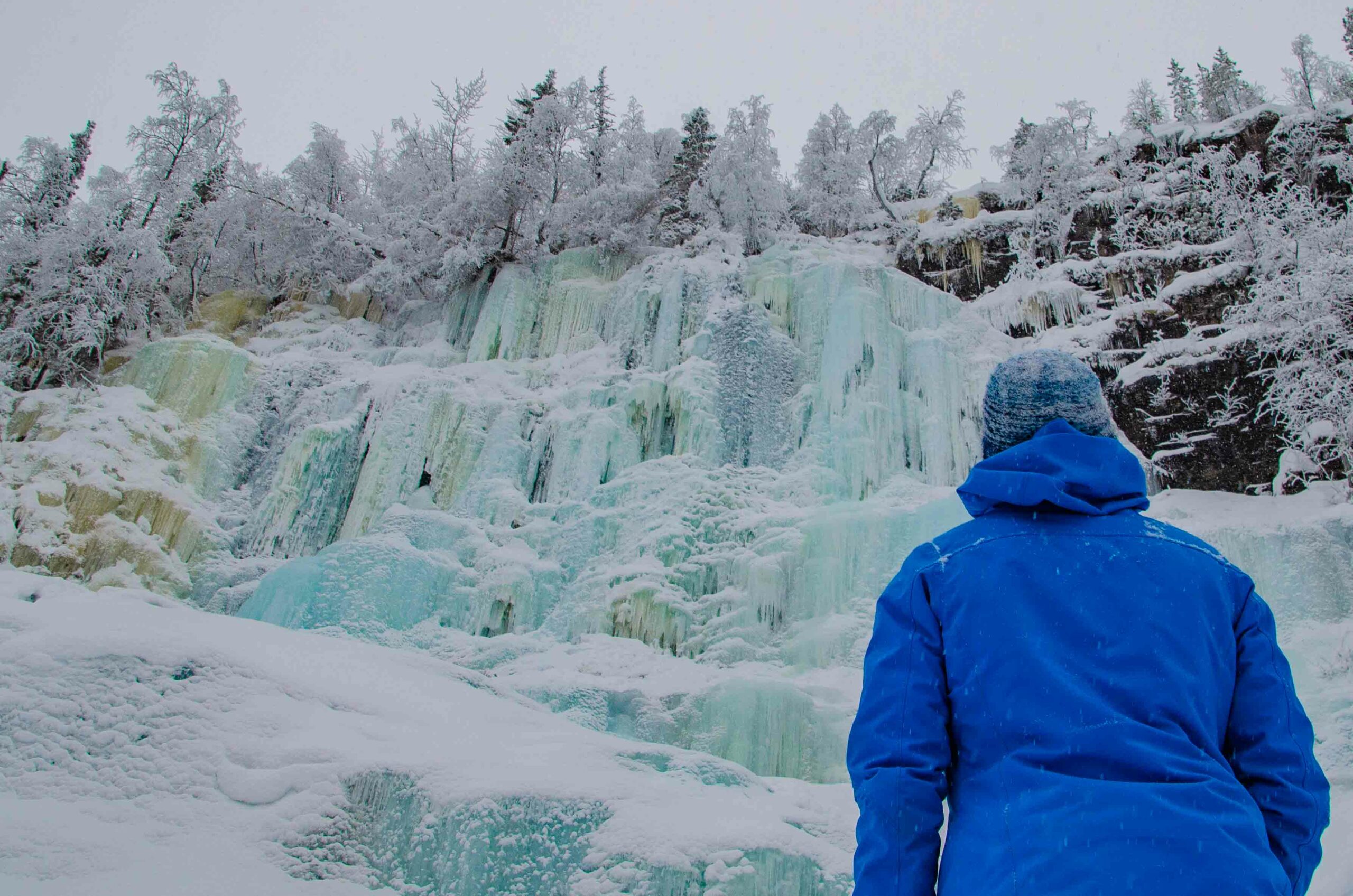Excursión privada a las cascadas congeladas de Korouoma desde Rovaniemi