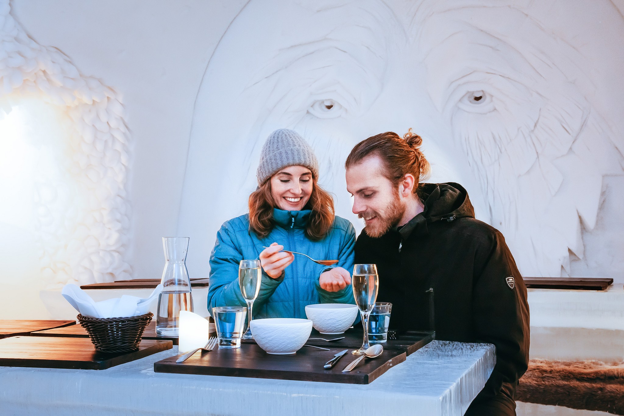 Cena en el restaurante de hielo del Arctic SnowHotel cerca de Rovaniemi