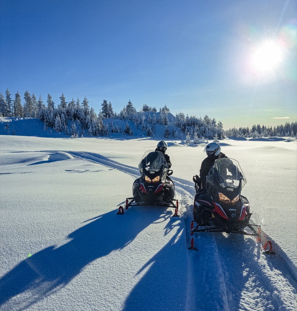 hotel de hielo rovaniemi moto de nieve